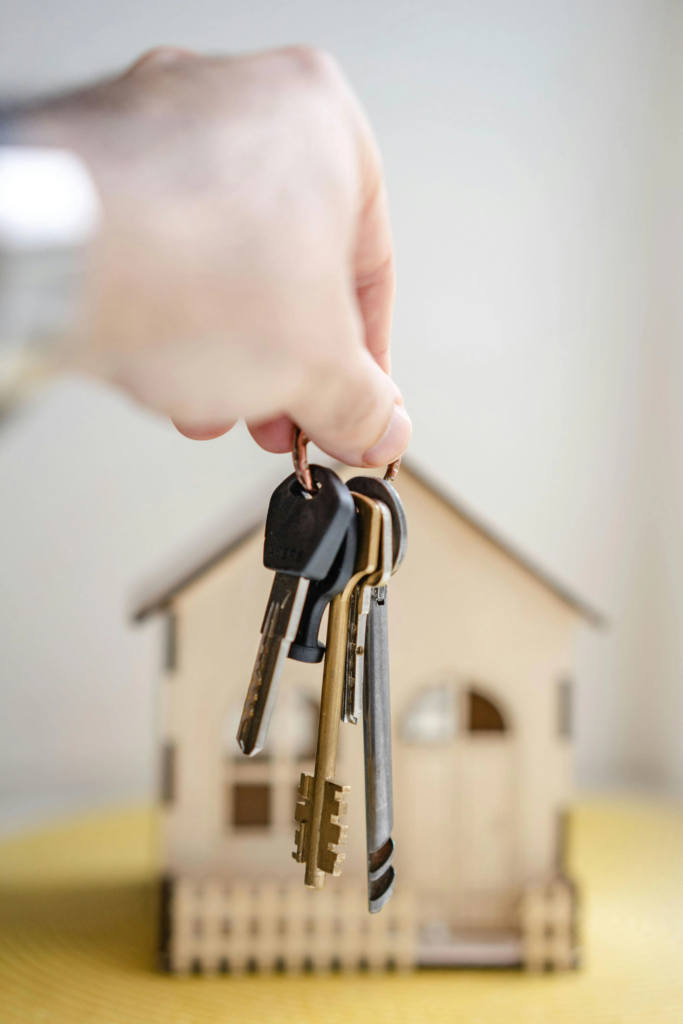foto di una mano con chiavi in mano. vendo casa da privato
