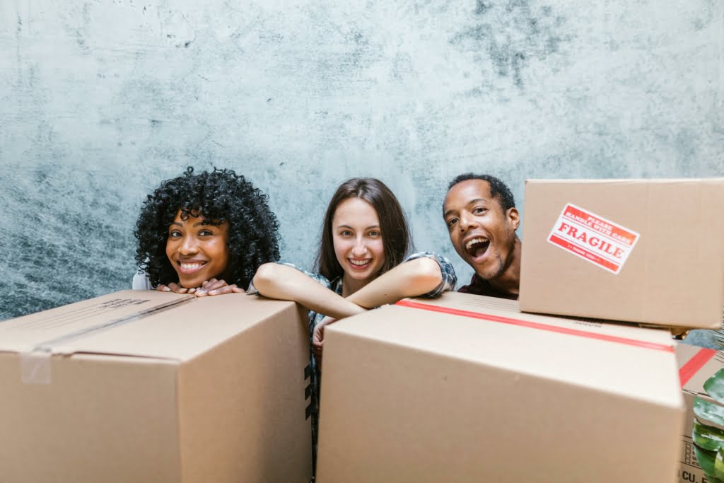 famiglia che fa un trasloco Insieme per cambiare casa